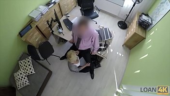 Un Homme Donne Une Assurance Sexe à Une Blonde