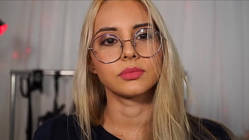 Une Femme Blonde Vous Propose De Vous Envoyer Un Cadeau De Chatte