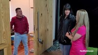 Un homme joue avec deux femmes qui le sucent à merveille