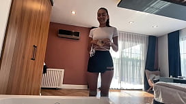 Cette brune courageuse affronte avec brio toutes les grosses bites