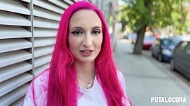 Une belle fille qui sait comment baiser un groupe d’hommes